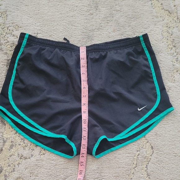 Nike Black and Green Athletic Shorts Lightweight Design Size M - Picture 2 of 6